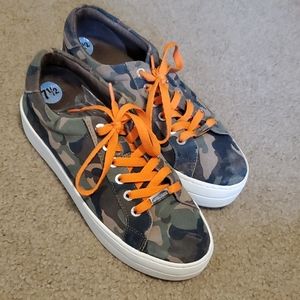 Shoes camo and orange